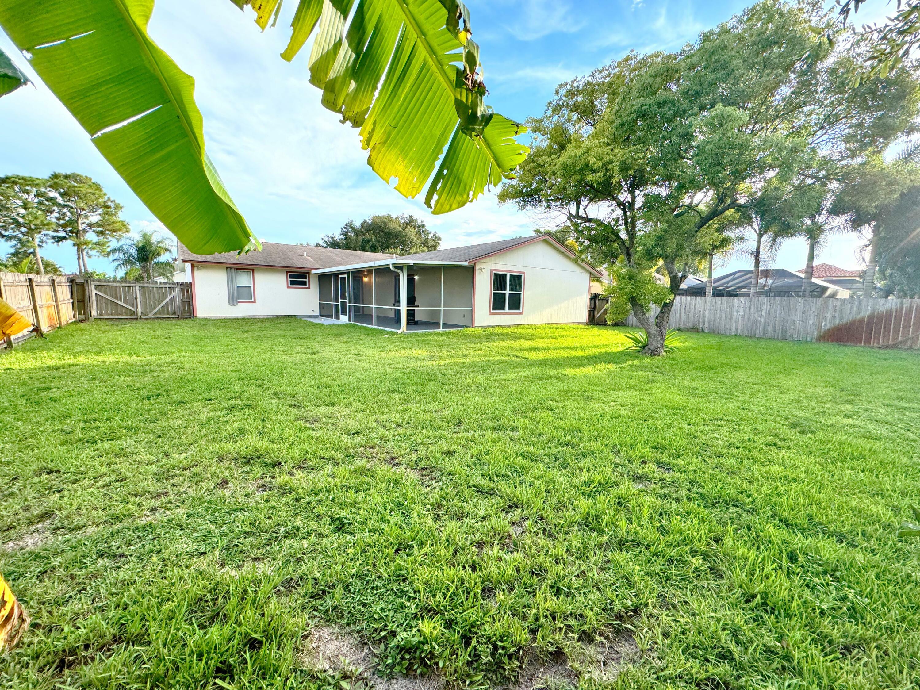 Property Photo:  471 SE Langfield Avenue  FL 34984 