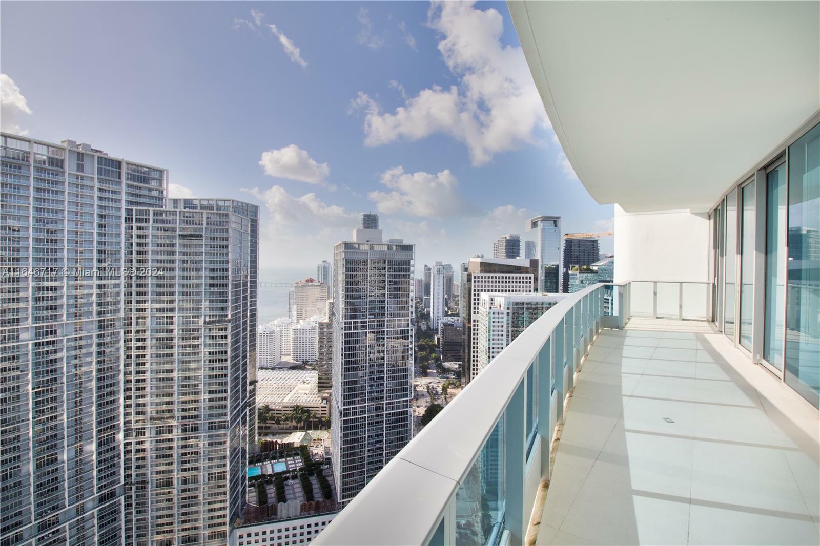 Property Photo:  200 Biscayne Boulevard Way 5007  FL 33131 