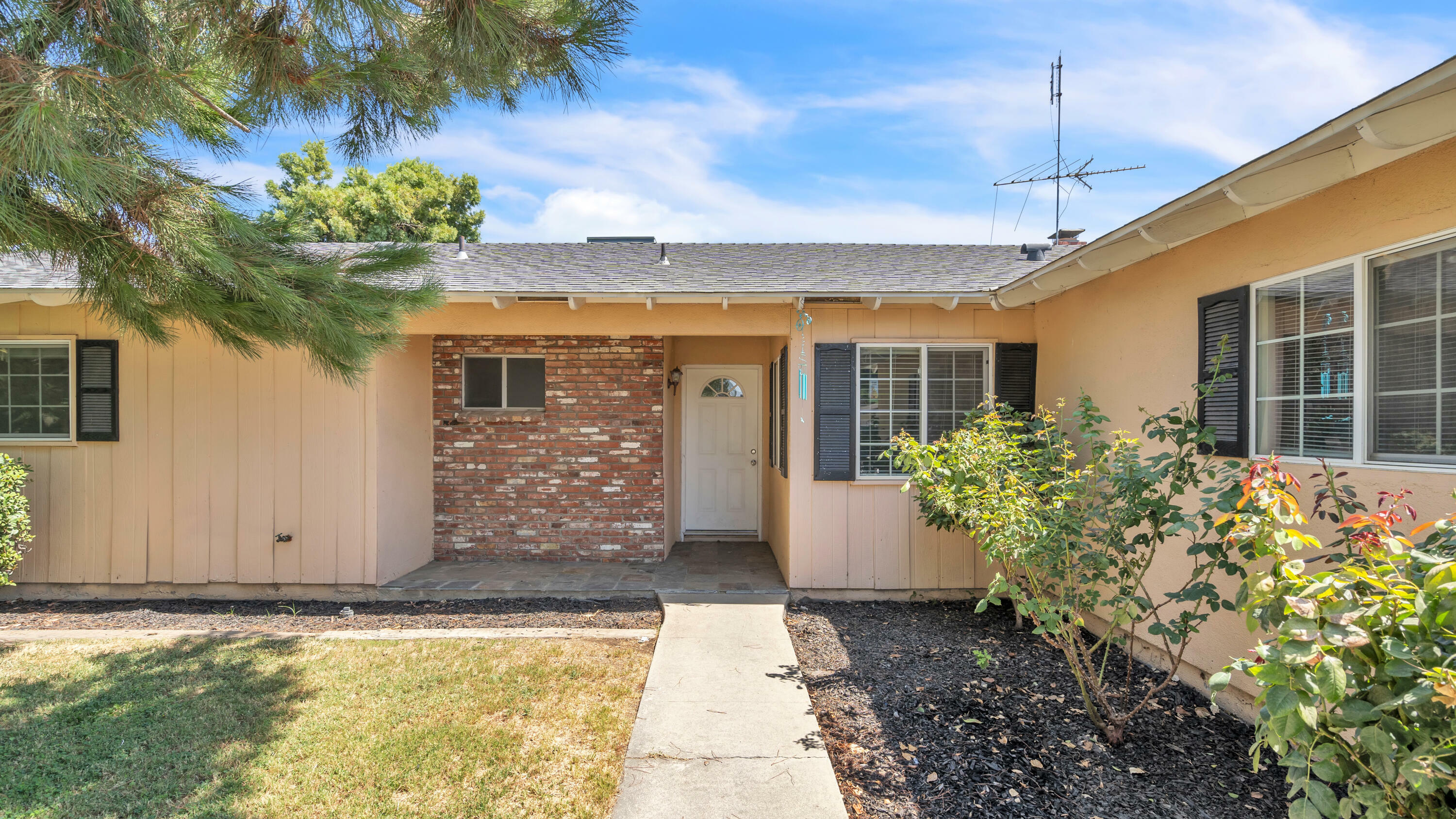 Property Photo:  2922 S County Center Drive  CA 93277 