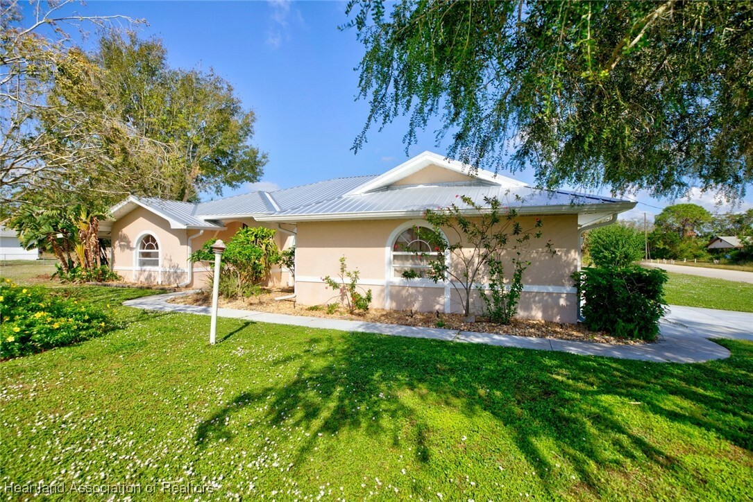 Property Photo:  2900 Thunderbird Road  FL 33872 