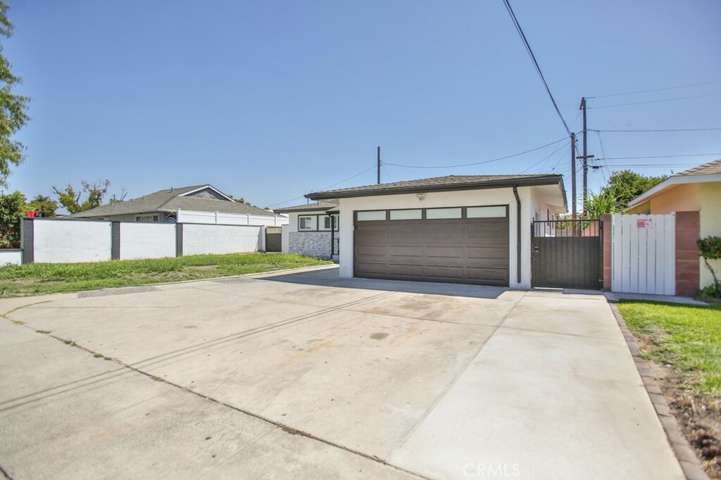 Property Photo:  1460 E Pinewood Avenue  CA 92805 