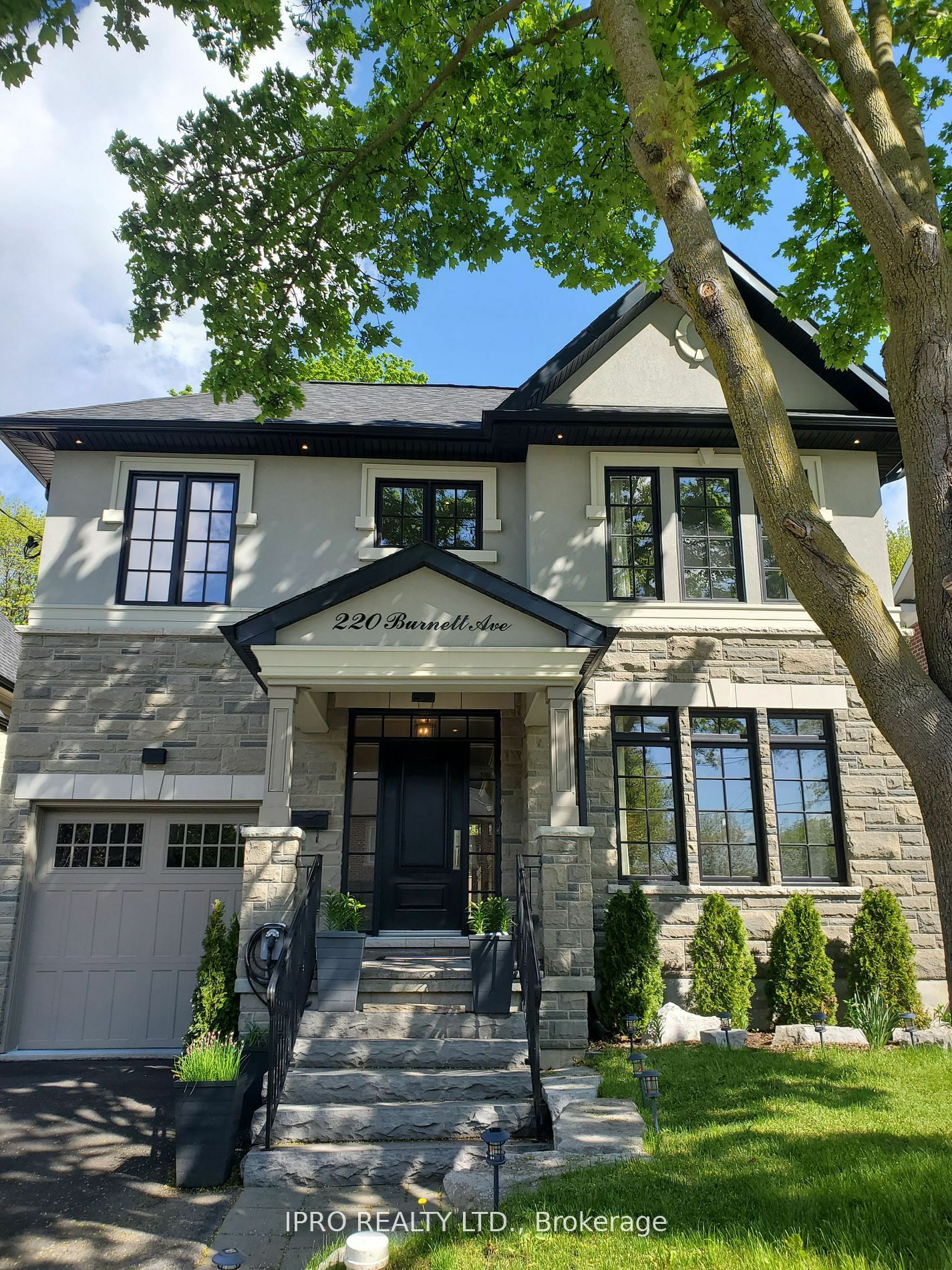 Photo de la propriété:  220 Burnett Ave  ON M2N 1V8 