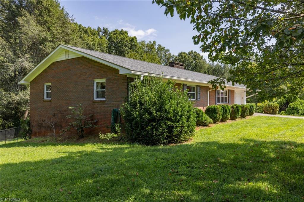 Property Photo:  904 N Nc Highway 16  NC 28697 