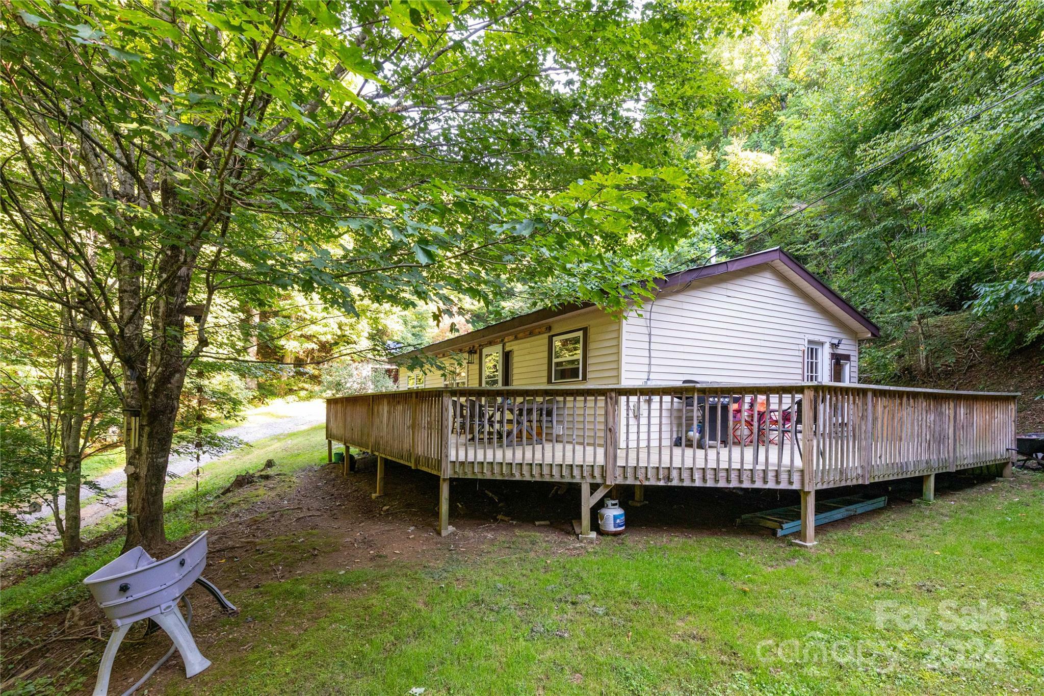 Property Photo:  500 Chimney Log Road  NC 28753 