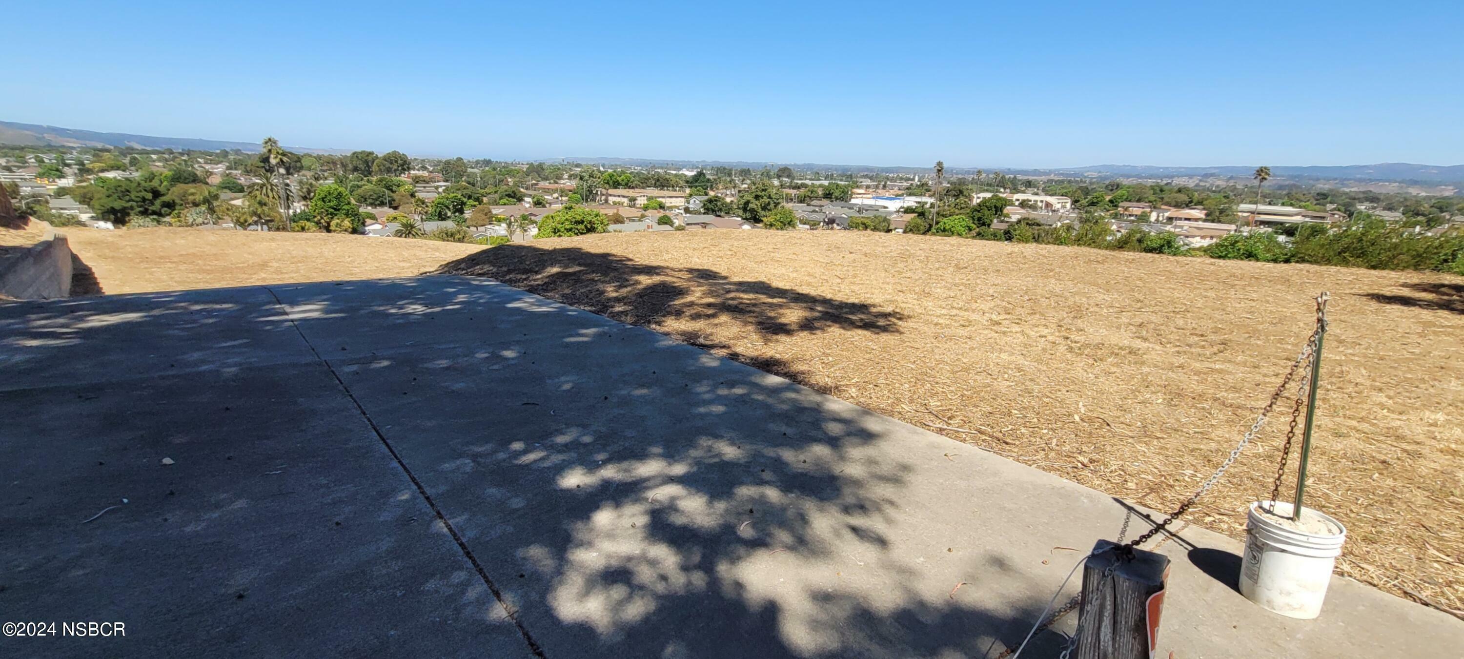 Property Photo:  1301 E Hickory Avenue  CA 93436 