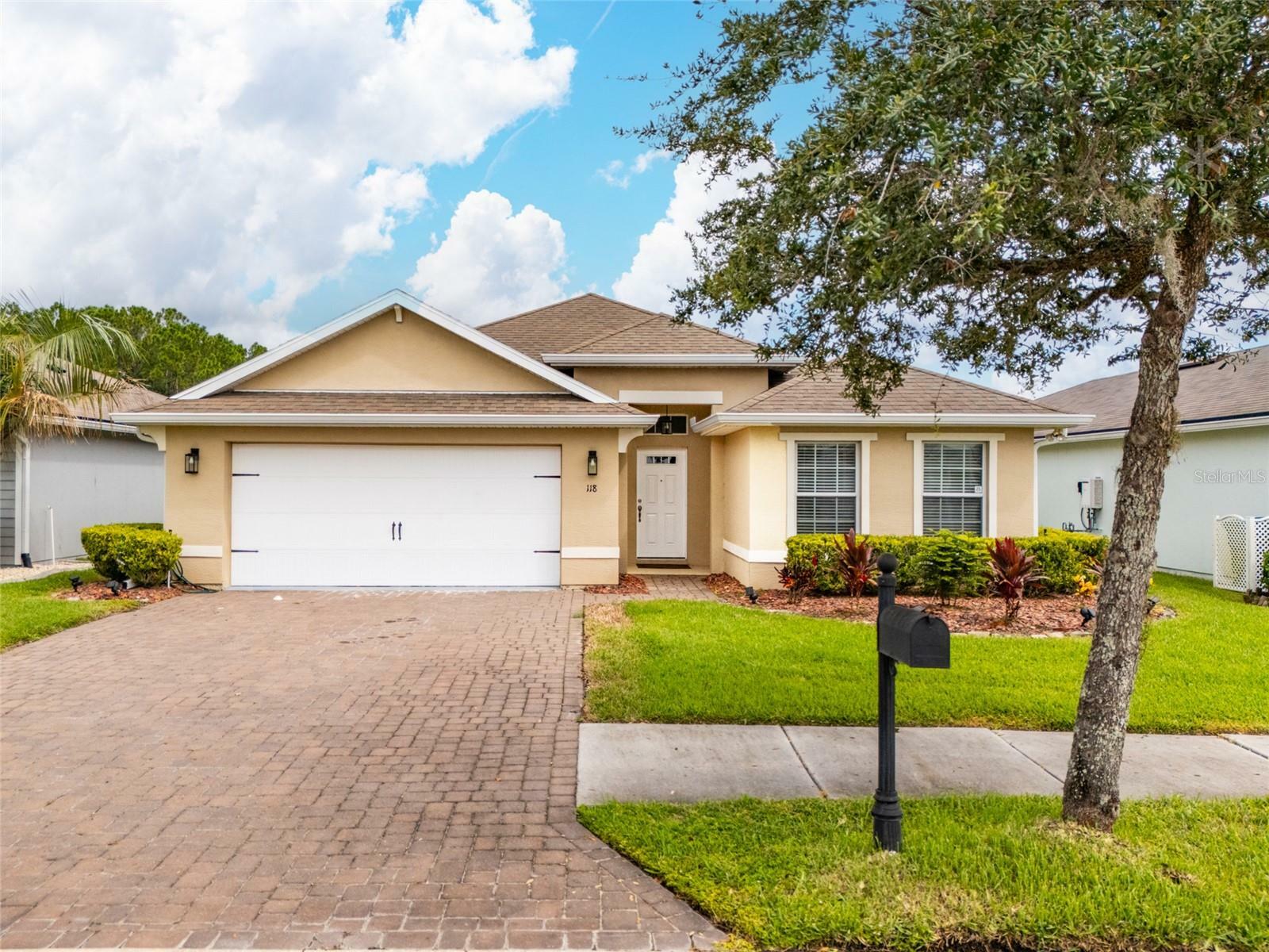Property Photo: 118 Golfview Court FL 32110