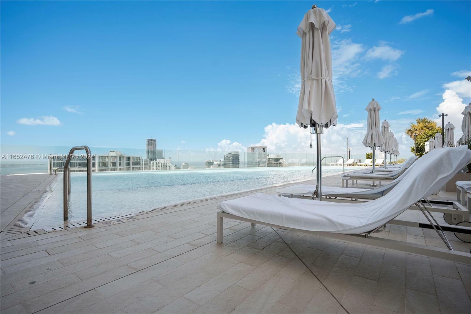 Property Photo:  300 Biscayne Blvd Way 0605  FL 33131 