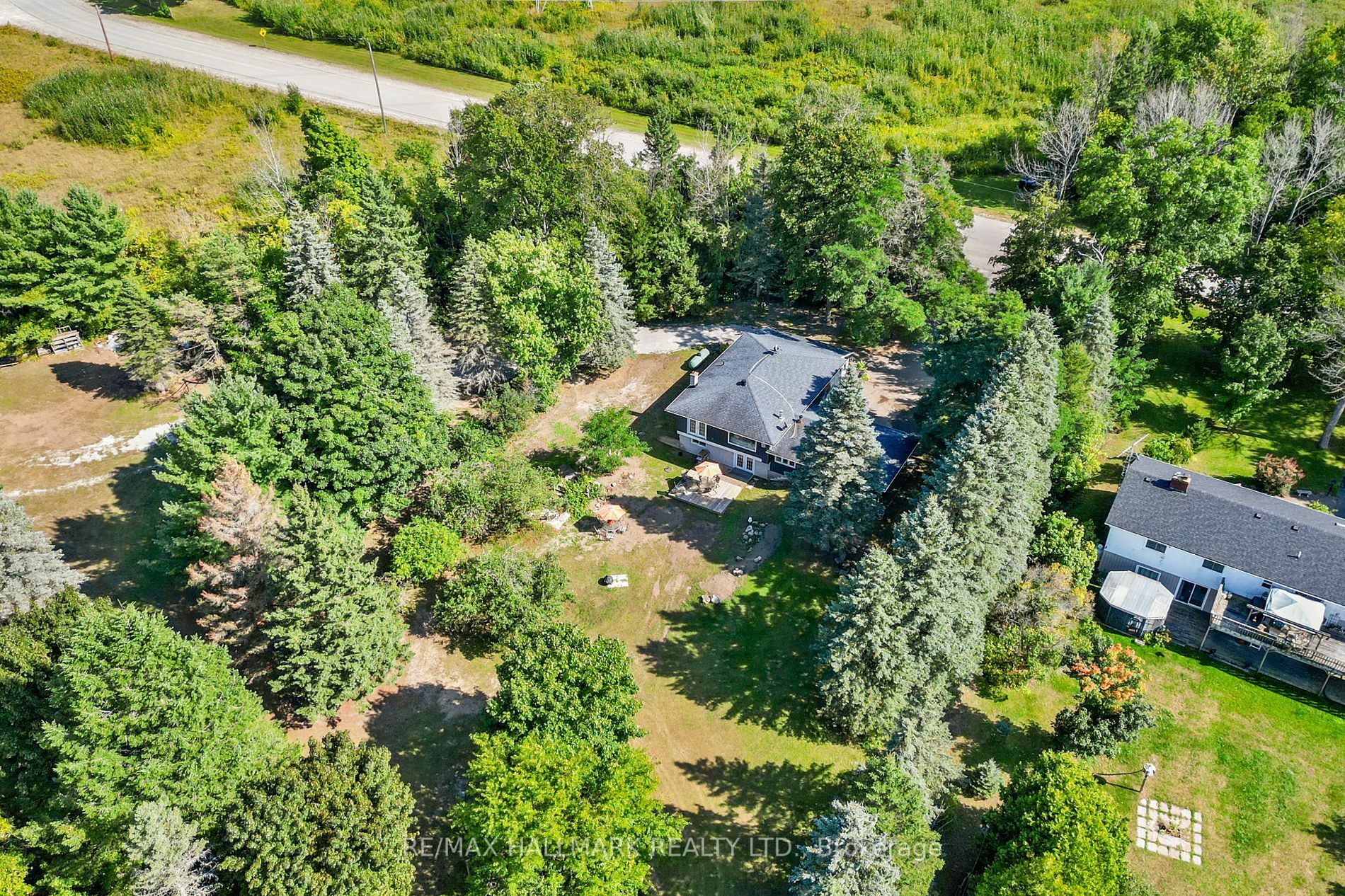 Photo de la propriété:  2422 Snow Valley Rd  ON L0L 1Y1 