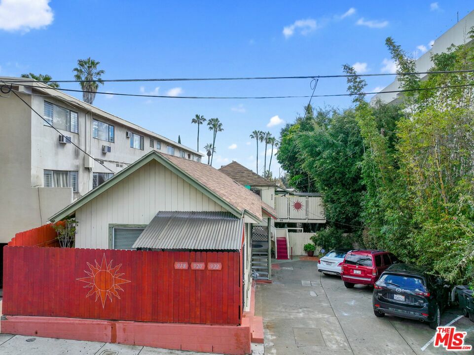 Property Photo:  918  N San Vicente Blvd  CA 90069 