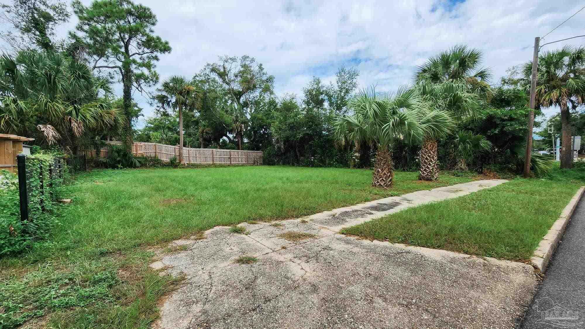 Property Photo:  717 N L St  FL 32501 