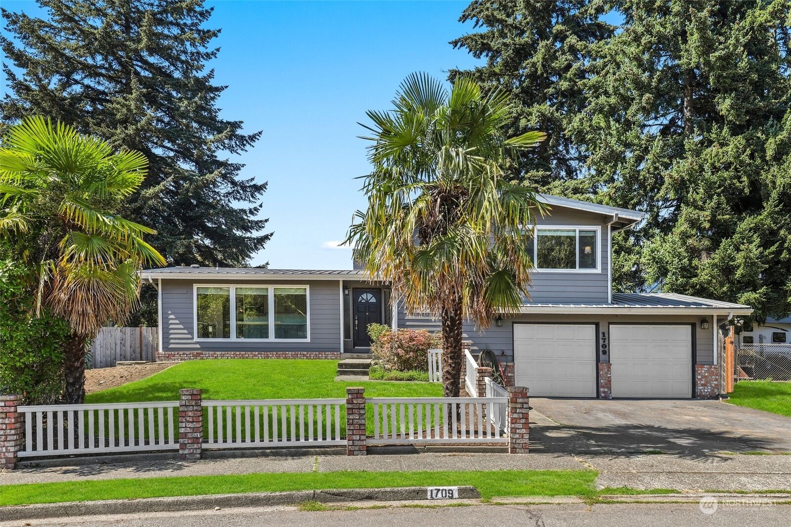 Property Photo:  1709  Whitman Avenue NE  WA 98059 