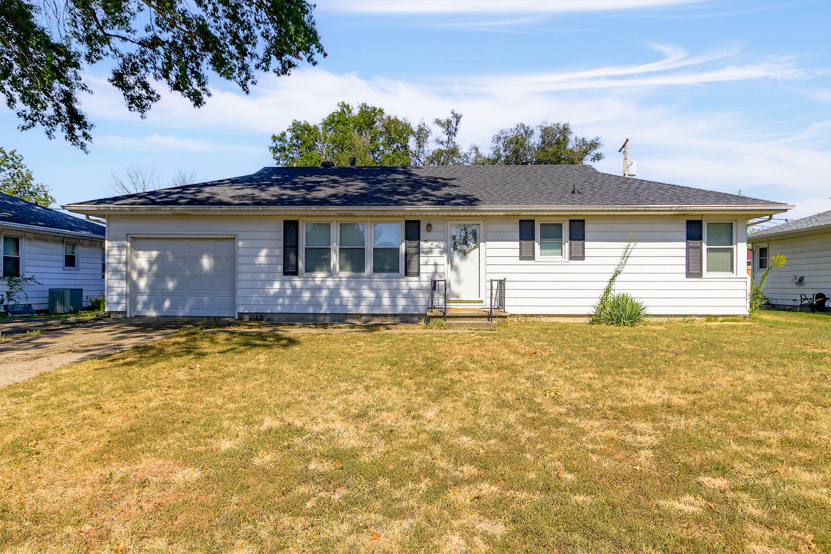 Property Photo:  1004 Robinhood Road  MO 65265 