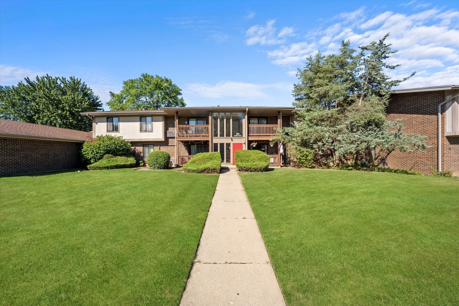 Property Photo:  701 Garden Circle 6  IL 60107 