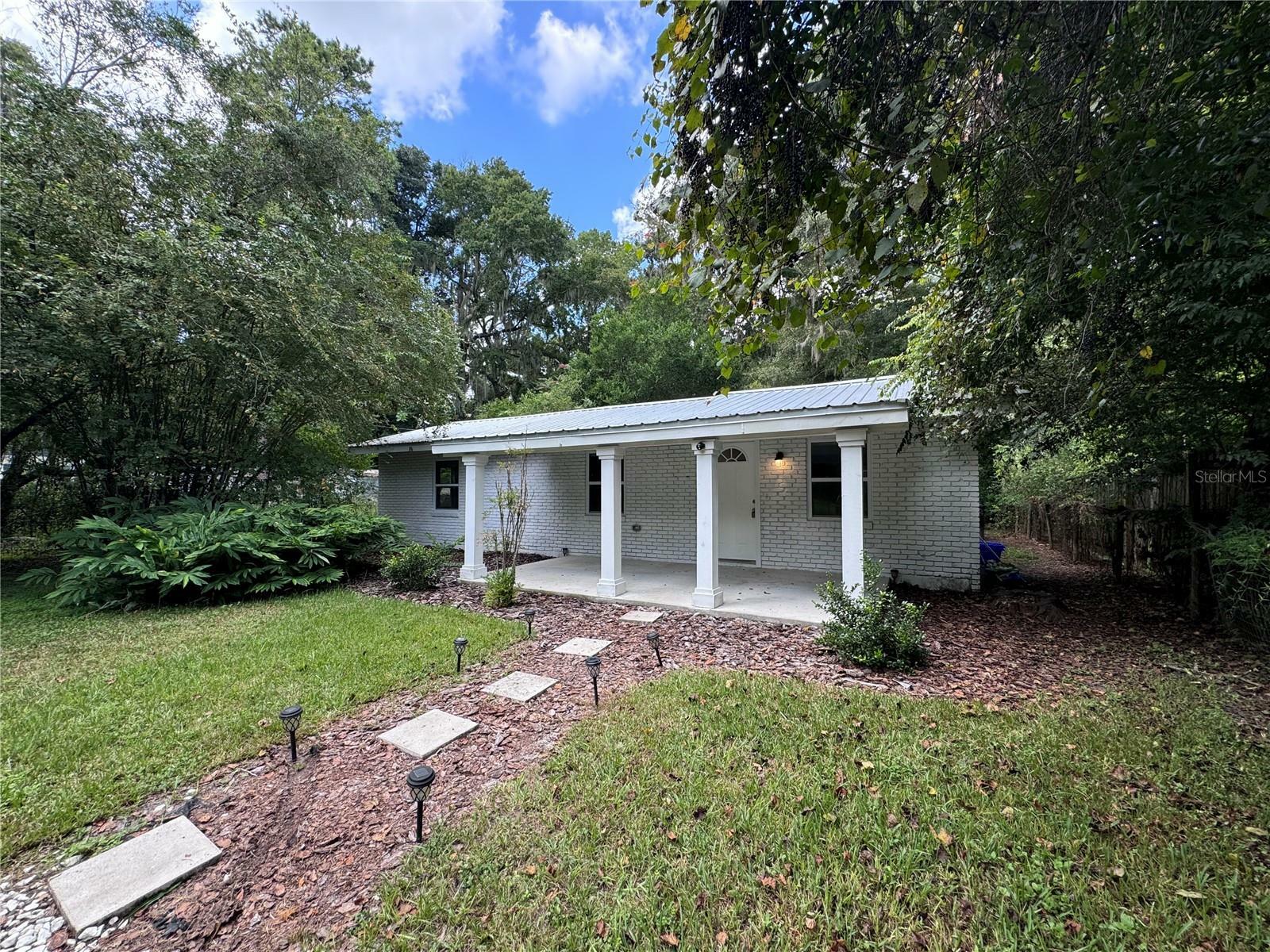 Property Photo:  520 SE 5th Street  FL 32696 