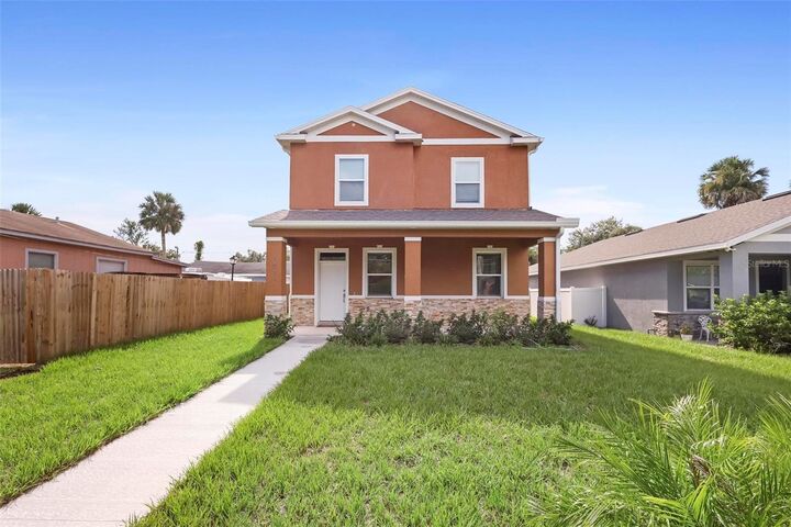 Property Photo: 1012 S Holly Avenue FL 32771