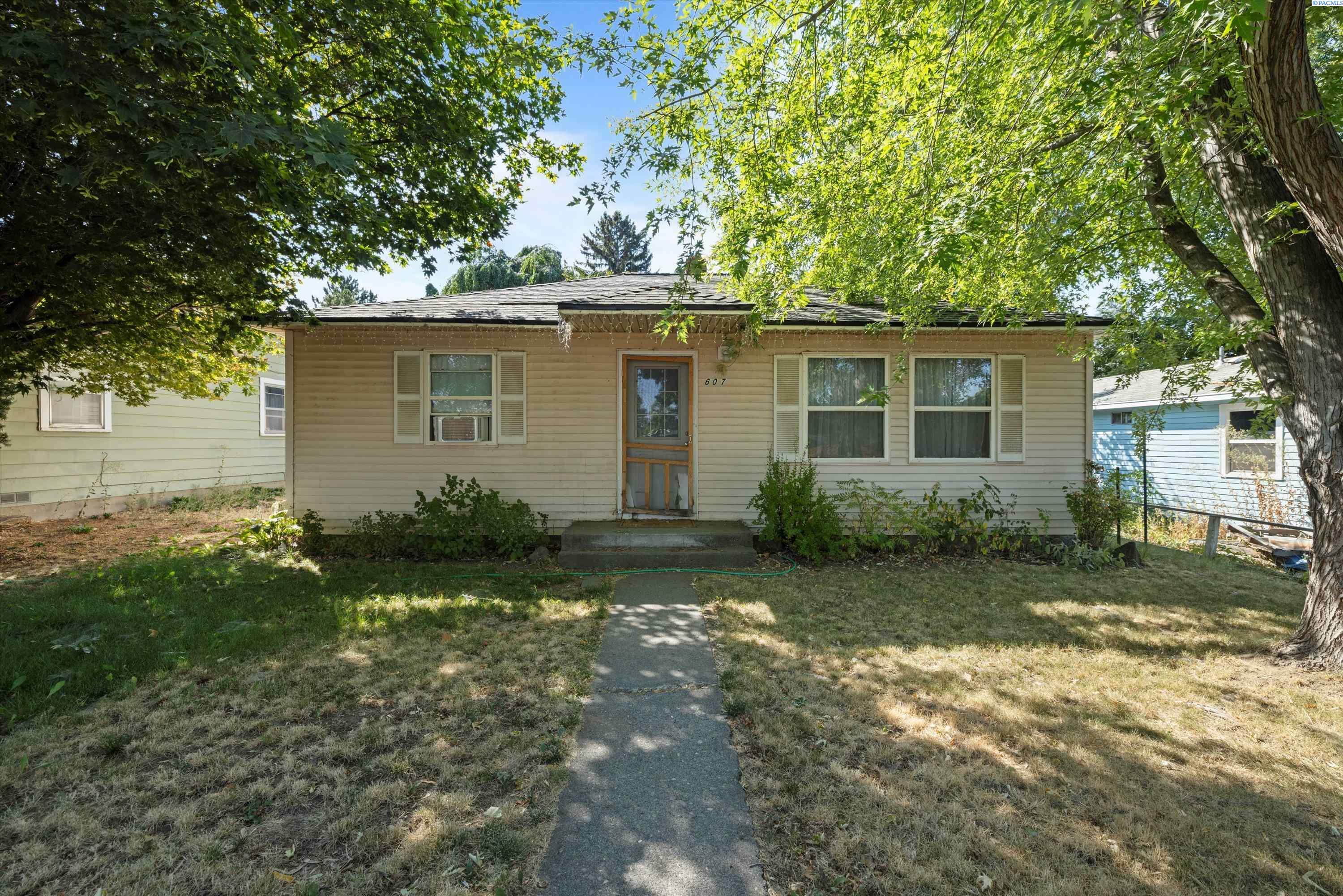 Property Photo:  607 Ellen Ave  WA 99350 