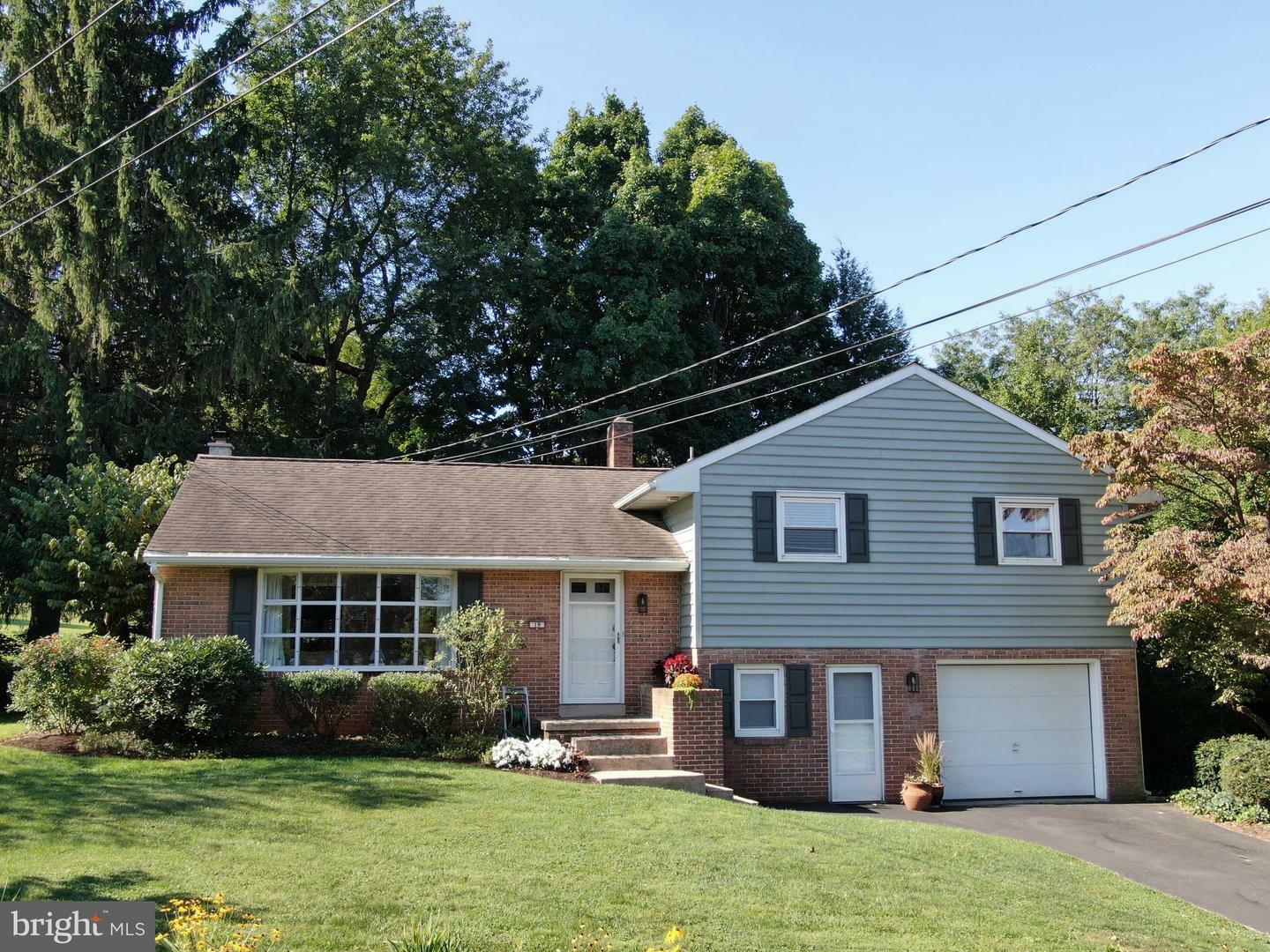 Property Photo:  19 Wolf Road  PA 17501 