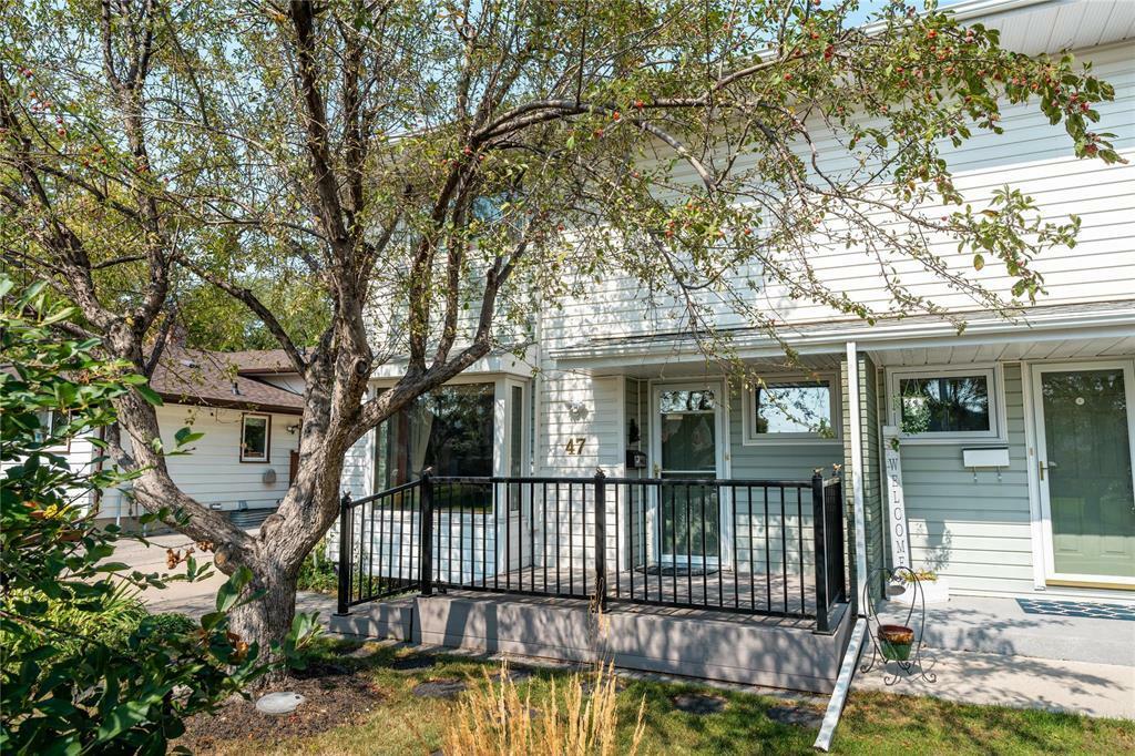 Property Photo:  47 Meadowbrook Road  MB R2J 2S7 