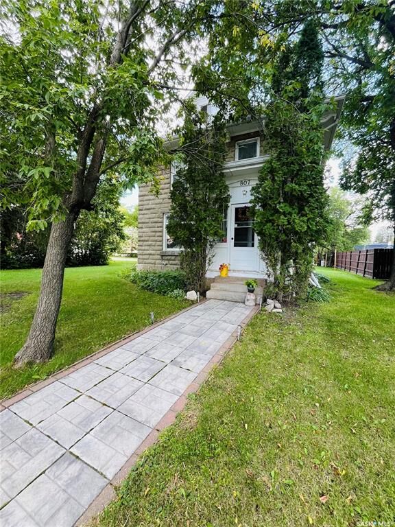 Property Photo: 807 Gordon Street SK S0G 3N0