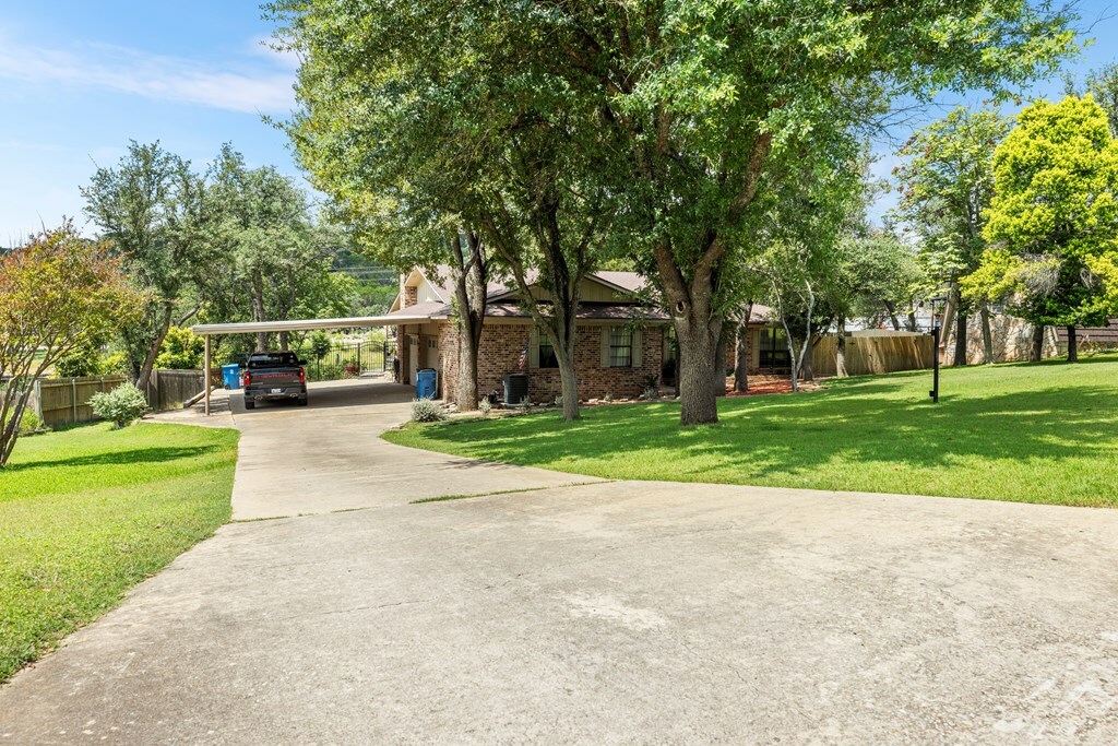 Property Photo:  630 East  TX 78028 