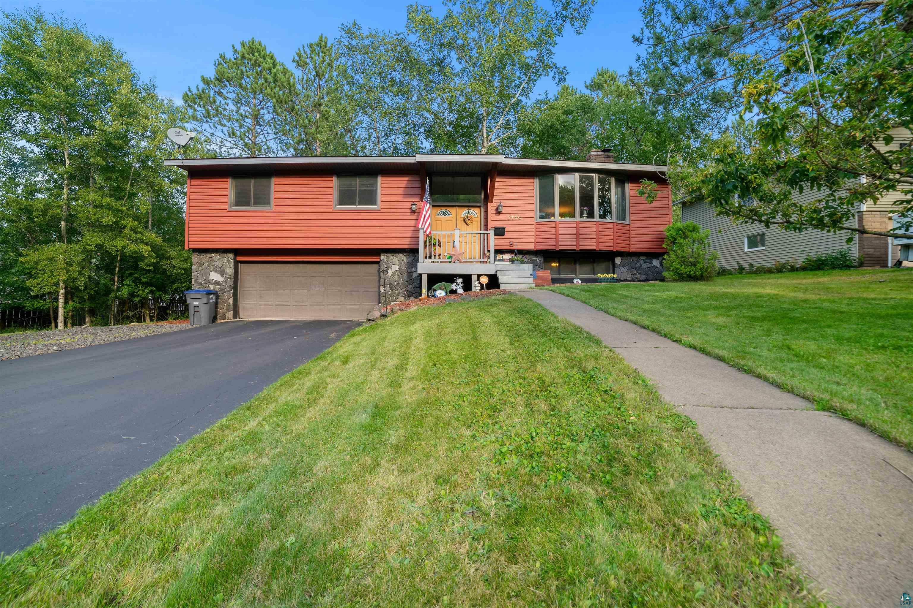 Property Photo:  2140 Dunedin Ave  MN 55803 