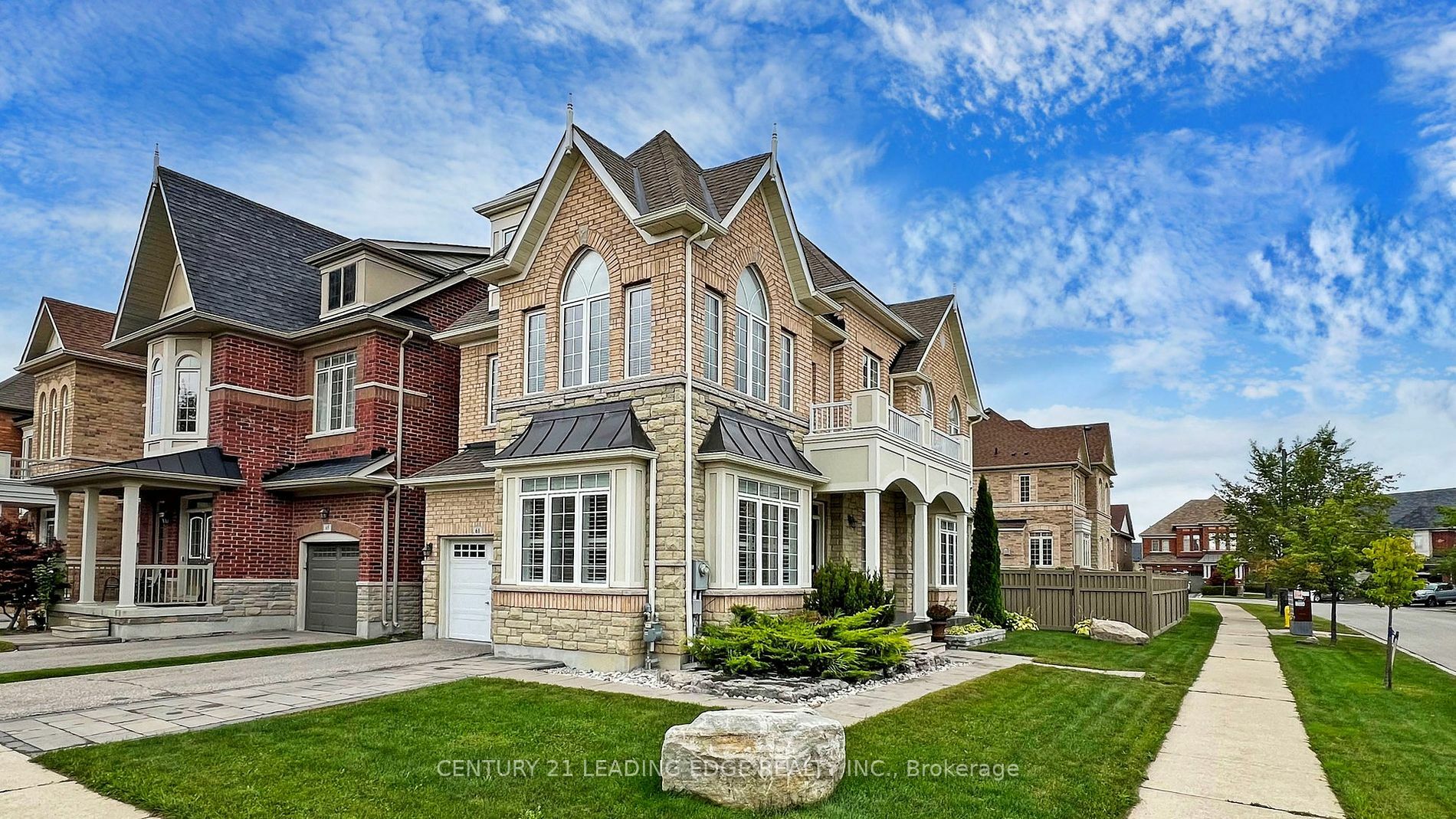 Photo de la propriété:  61 Pelee Ave  ON L4H 3Y9 