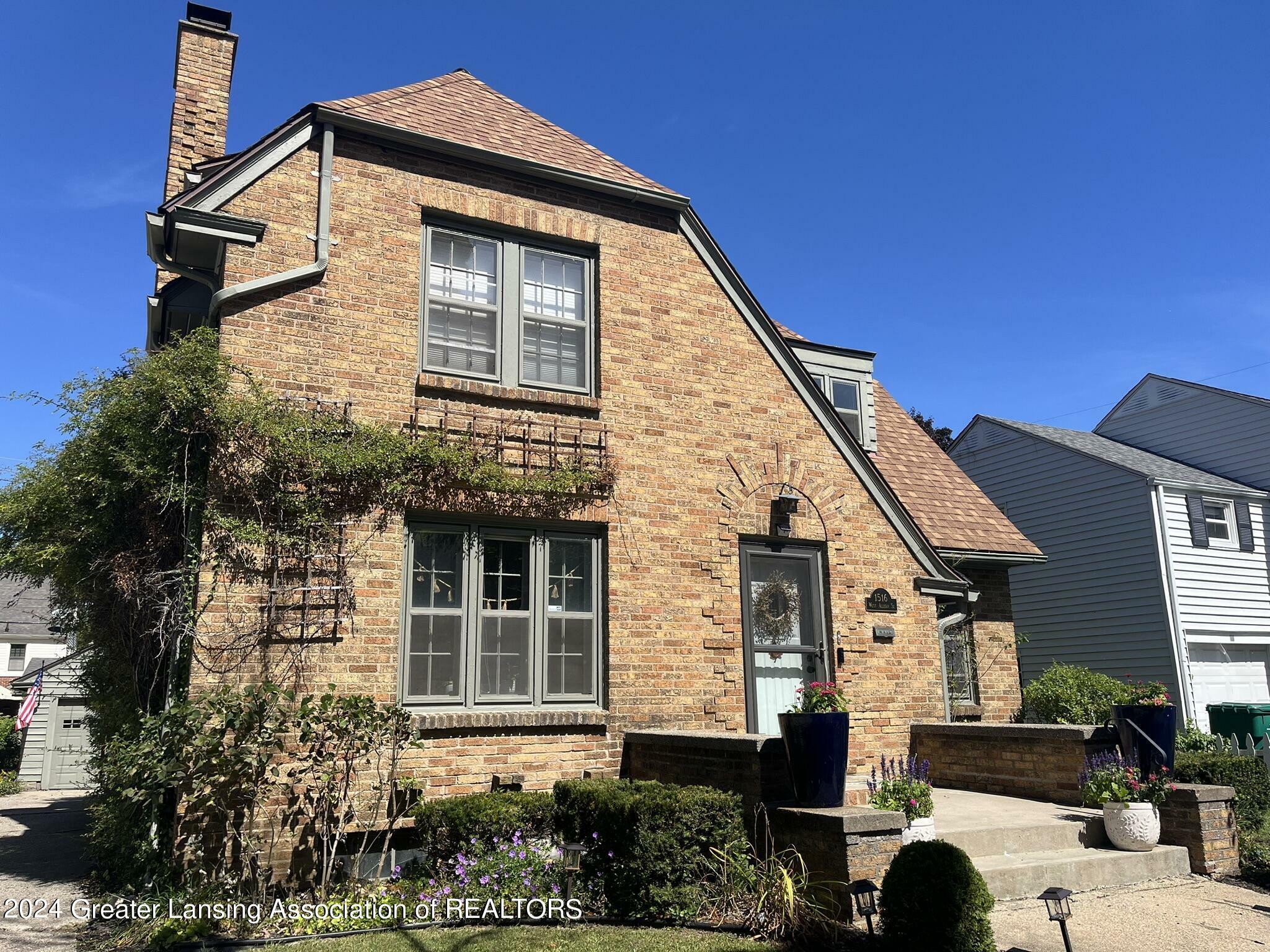 Property Photo:  1516 W Allegan Street  MI 48915 