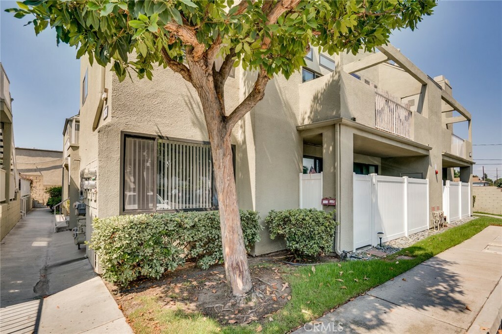 Property Photo:  17641 Sergio Circle 101  CA 92647 