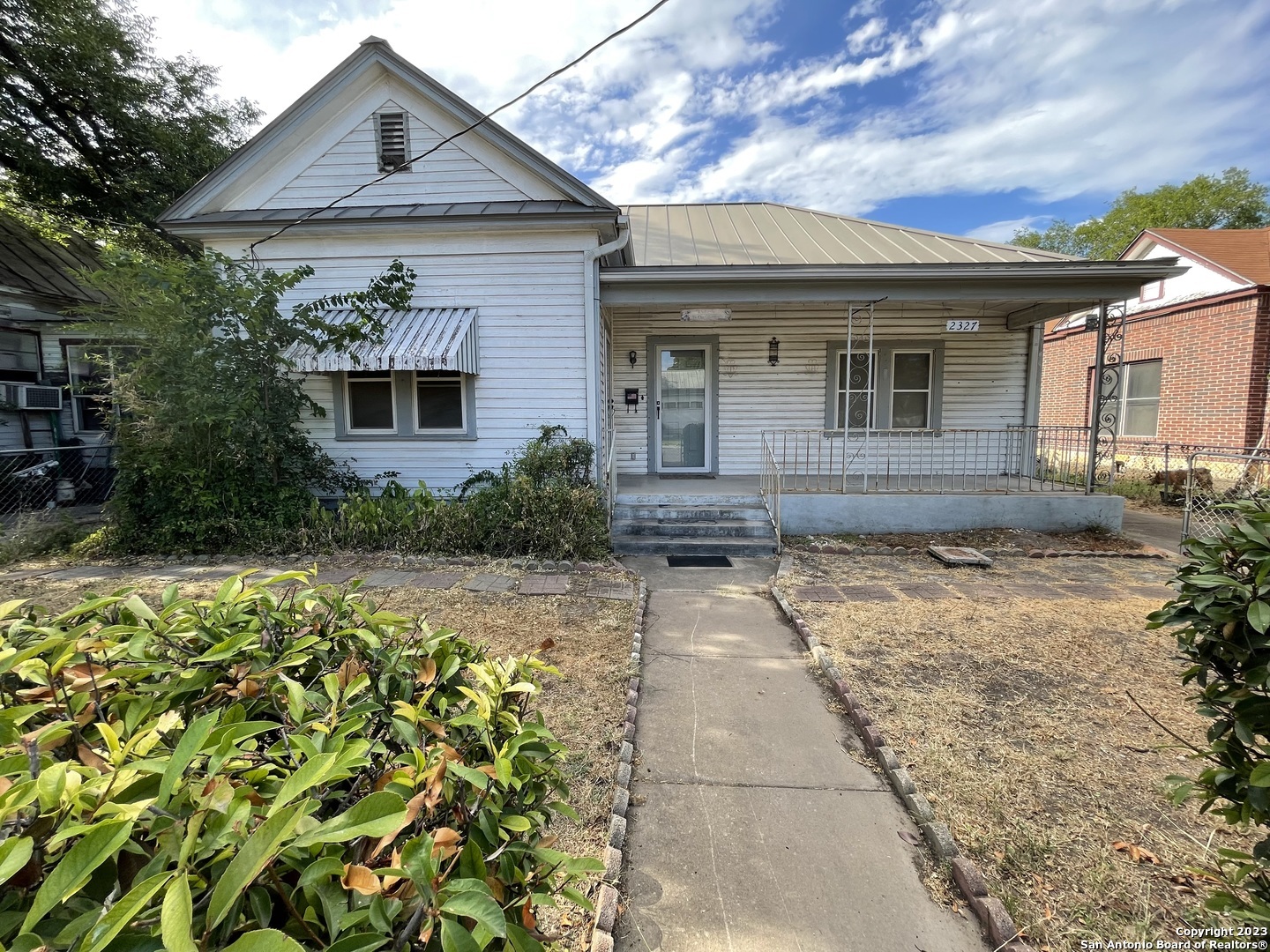 Property Photo: 2327 E Commerce St TX 78203