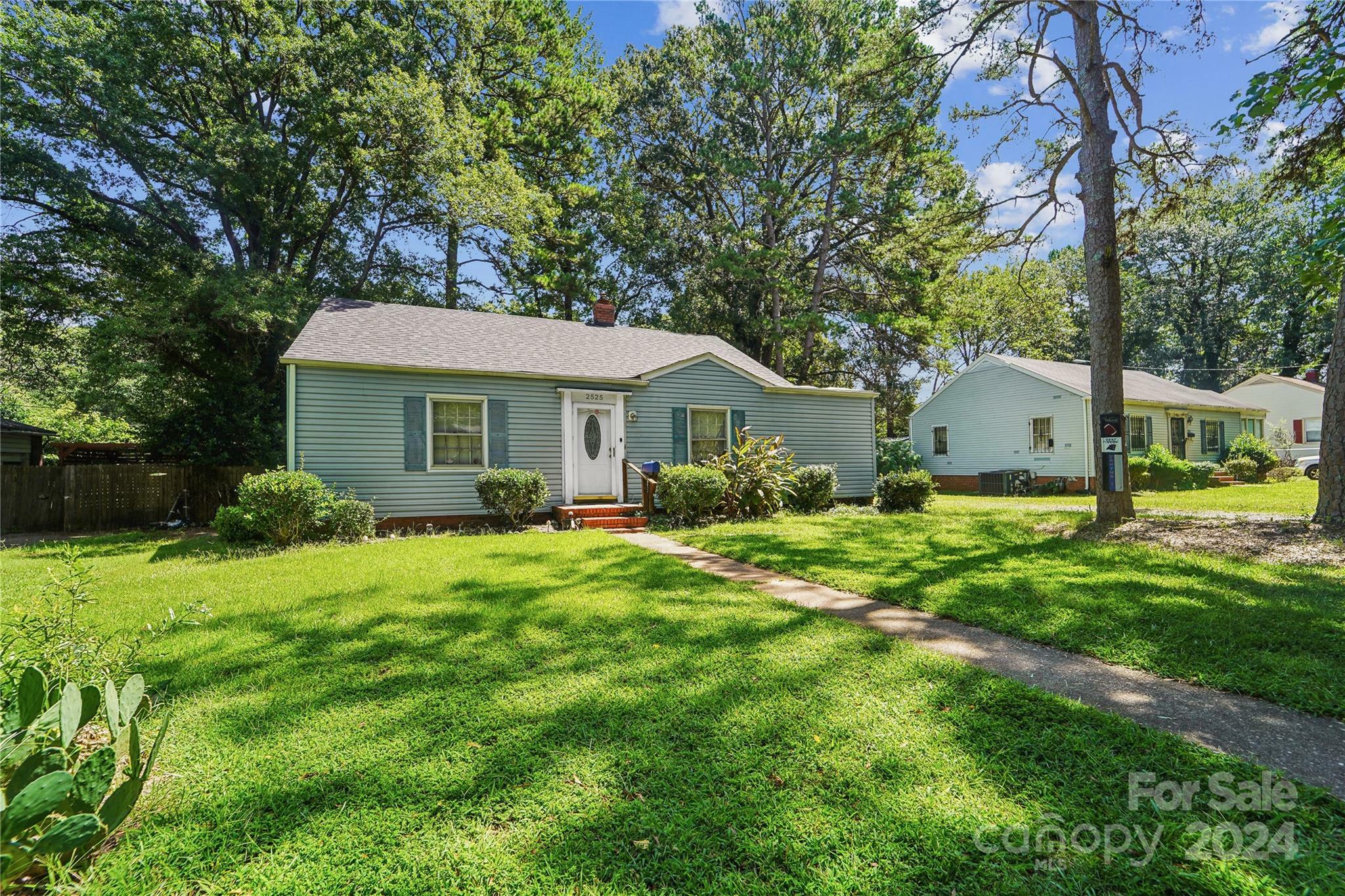 Property Photo:  2525 Lumina Avenue  NC 28208 