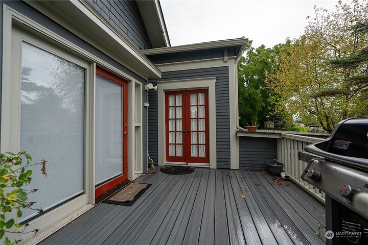 Property Photo:  519 W 12th  WA 98362