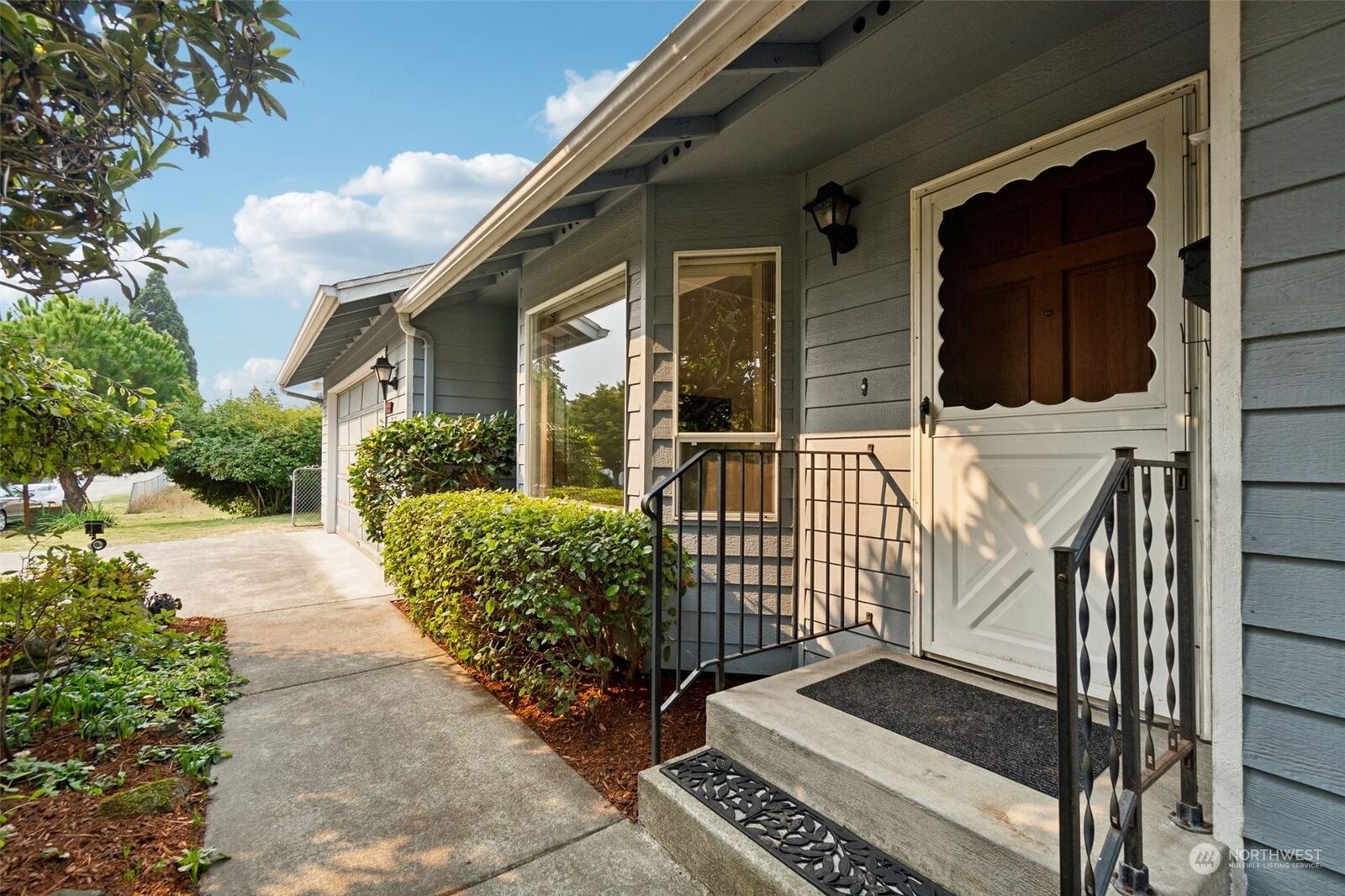 Property Photo:  717 8th St NE  WA 98002 