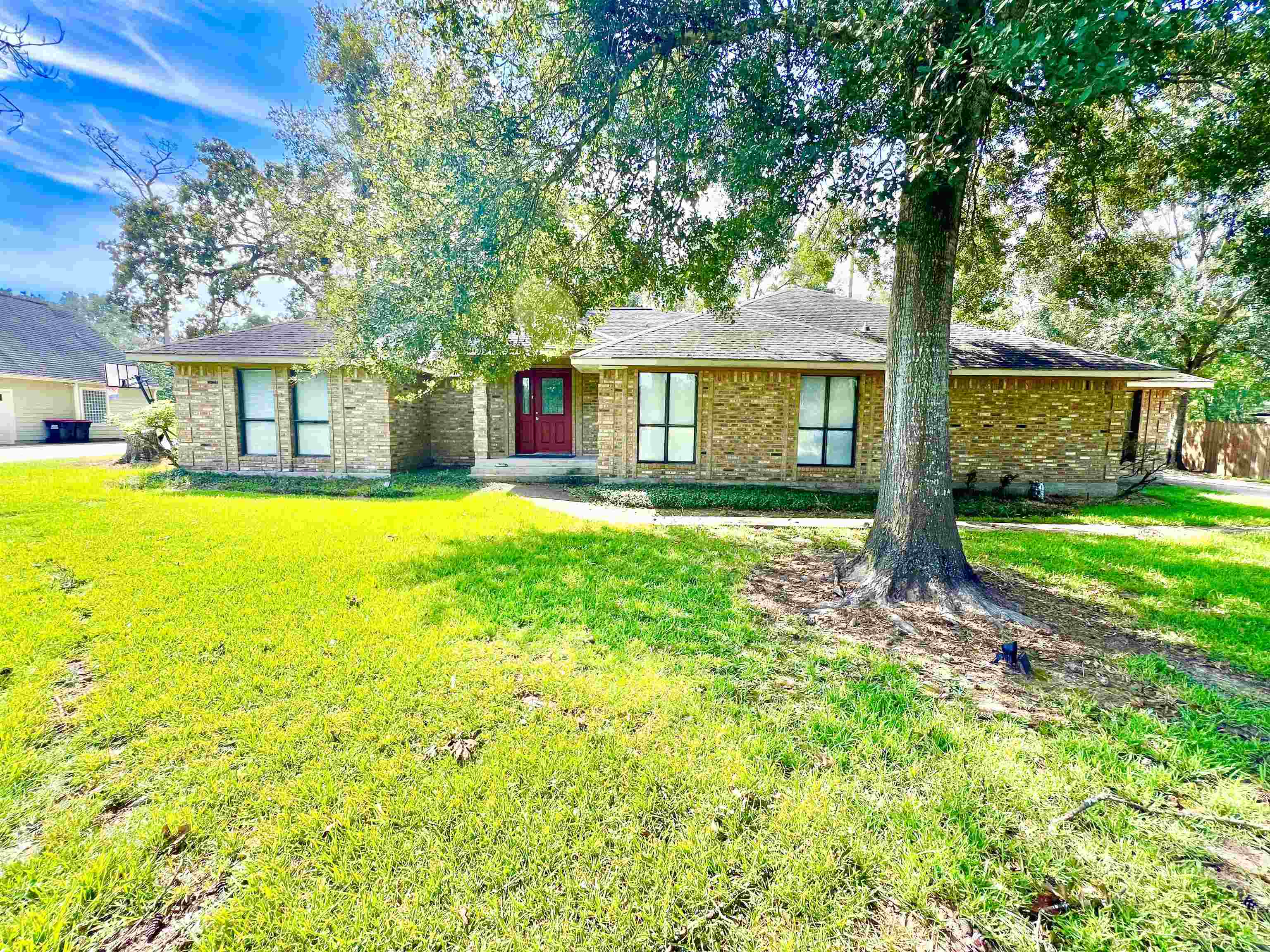 Property Photo:  427 W Pineshadows  TX 77659 