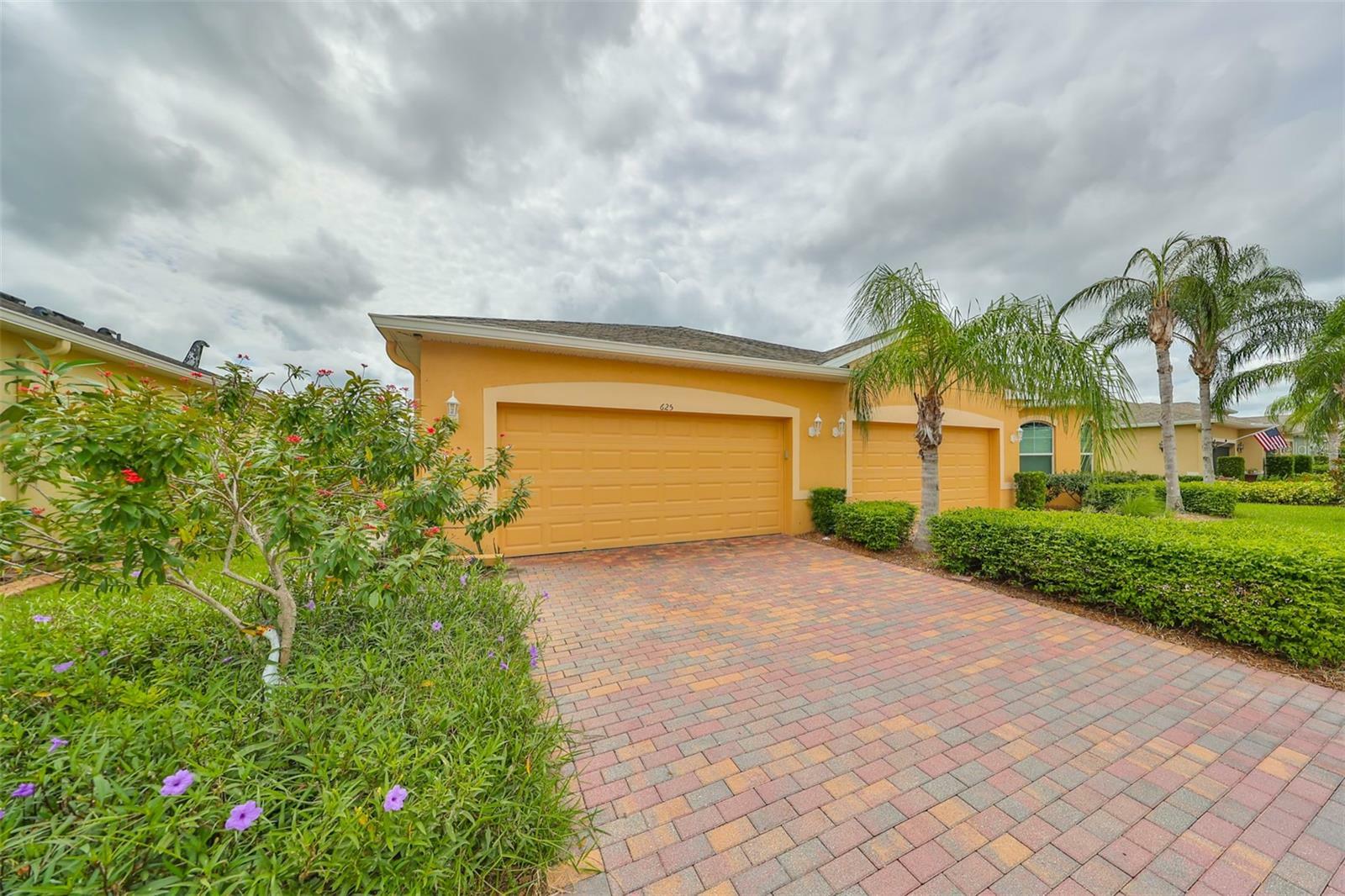 Property Photo:  625 Chipper Drive  FL 33573 