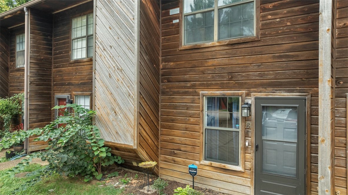 Property Photo:  1370 N Oakland Avenue  AR 72703 