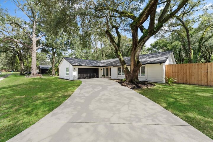 Property Photo: 420 Columbus Circle FL 32750