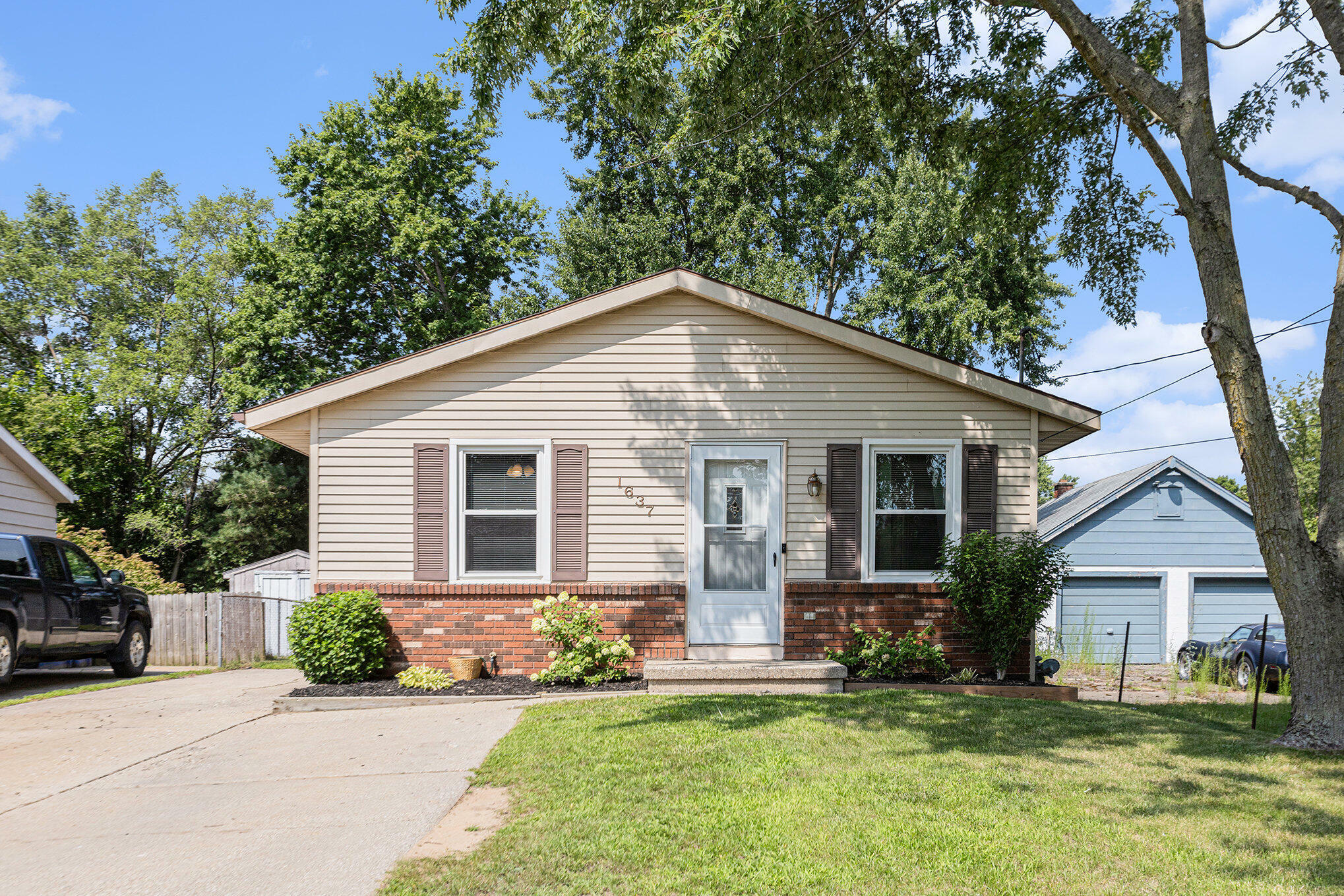 Property Photo:  1637 Hanchett Avenue NW  MI 49504 