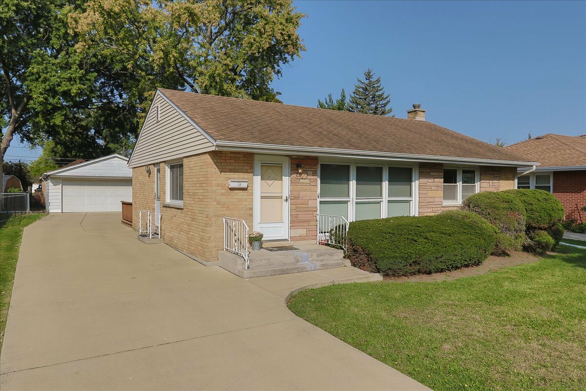 Property Photo:  20 N Westgate Road  IL 60016 