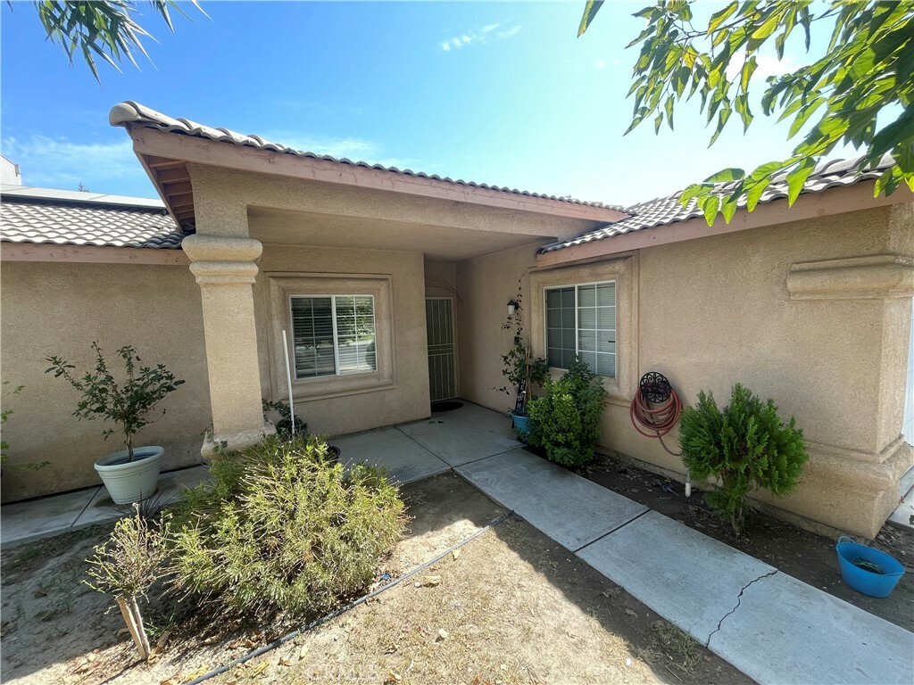 Property Photo:  603 Calle Del Sol Street  CA 93307 