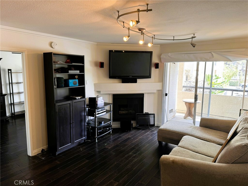 Property Photo:  21520 Burbank Boulevard 101  CA 91367 