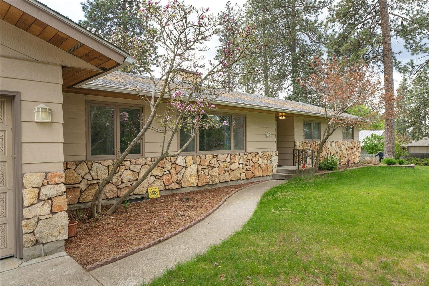 Property Photo:  804 E C St  WA 99006 