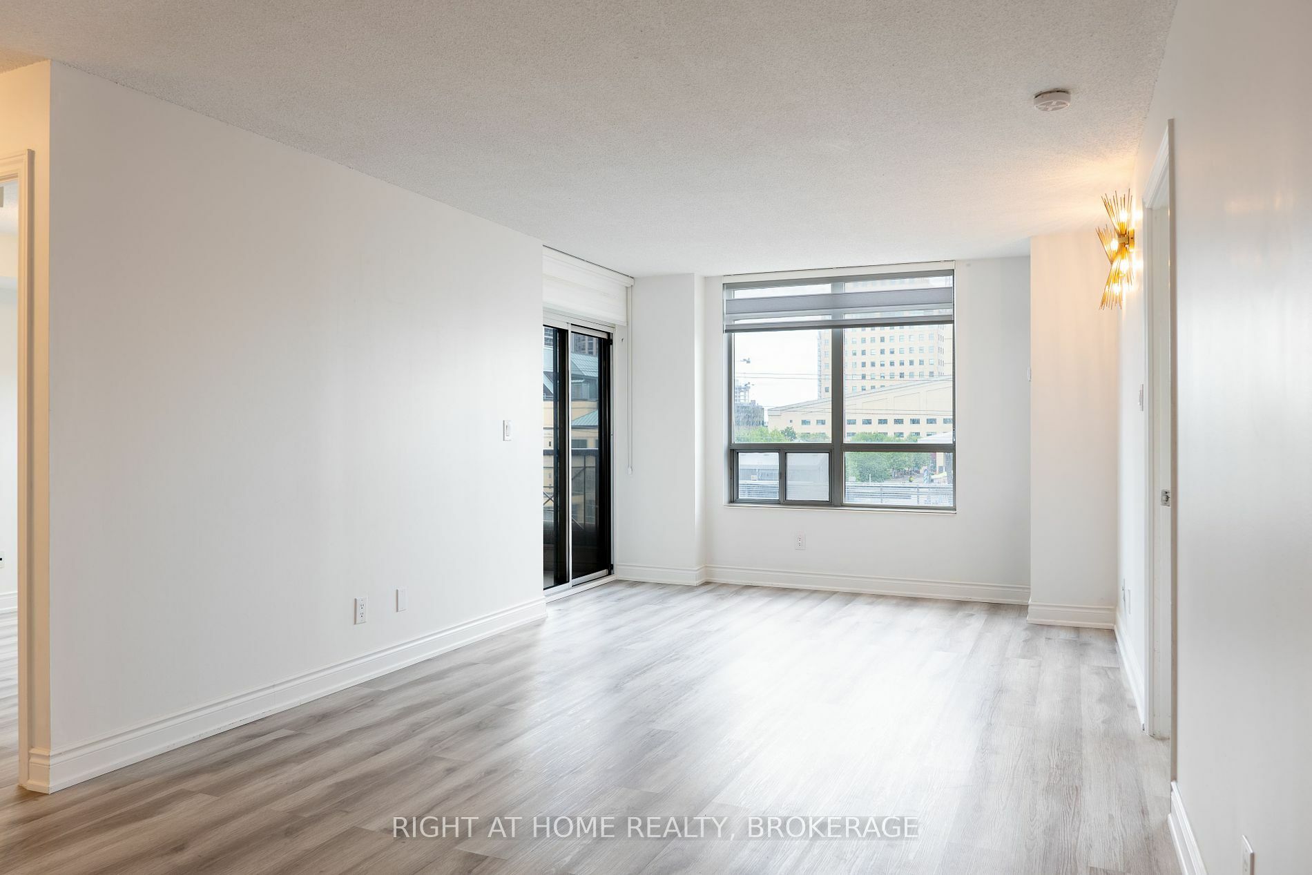 Property Photo:  3888 Duke Of York Blvd 534  ON L5B 4P5 