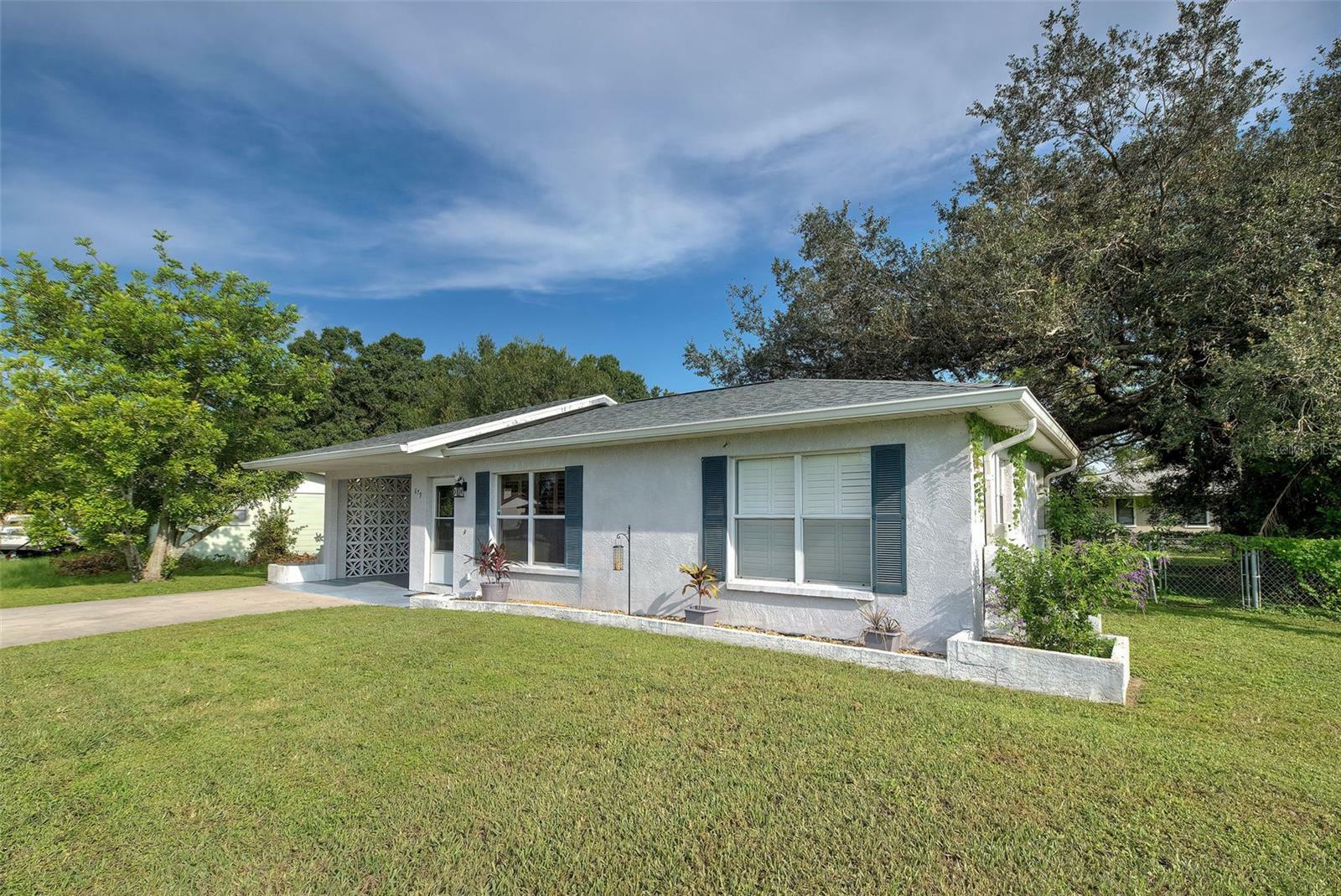 Property Photo:  879 E Seminole Drive  FL 34293 