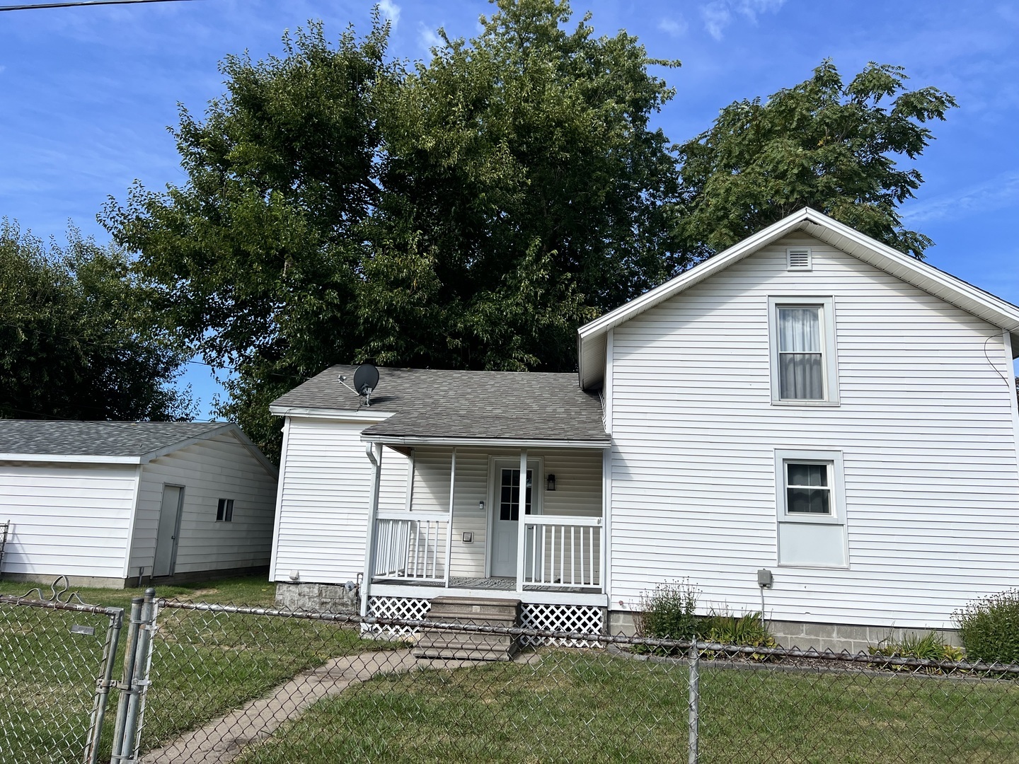 Property Photo:  328 E Julia Street  IL 61727 