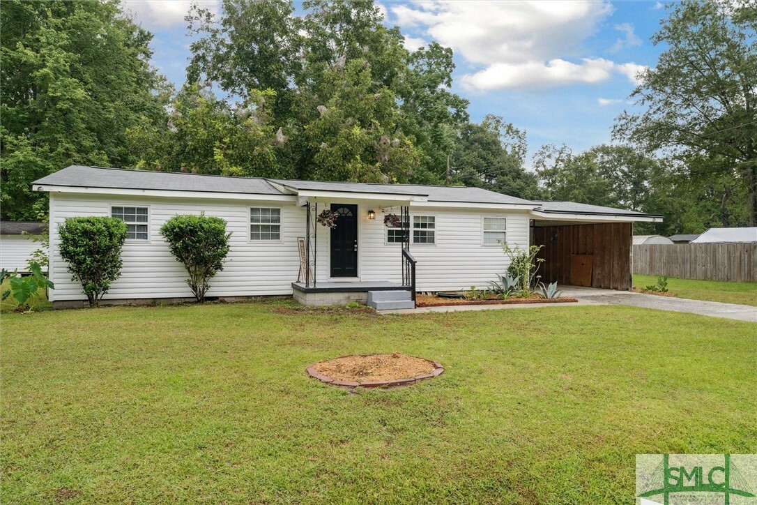 Property Photo:  704 E Cregor Street  GA 31302 