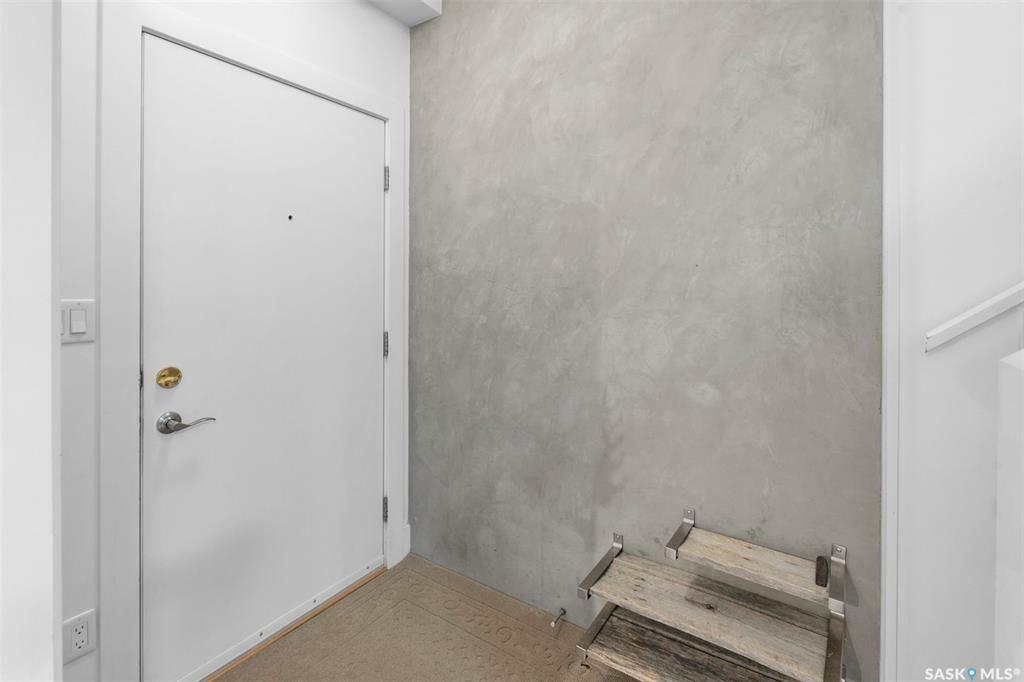 Property Photo:  420 C Avenue S  SK S7M 5N7 