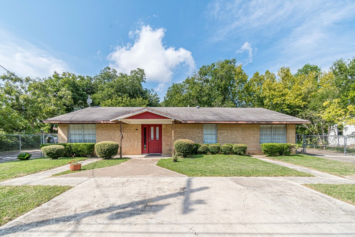 Property Photo:  607 Bramhall Street  TX 78644 