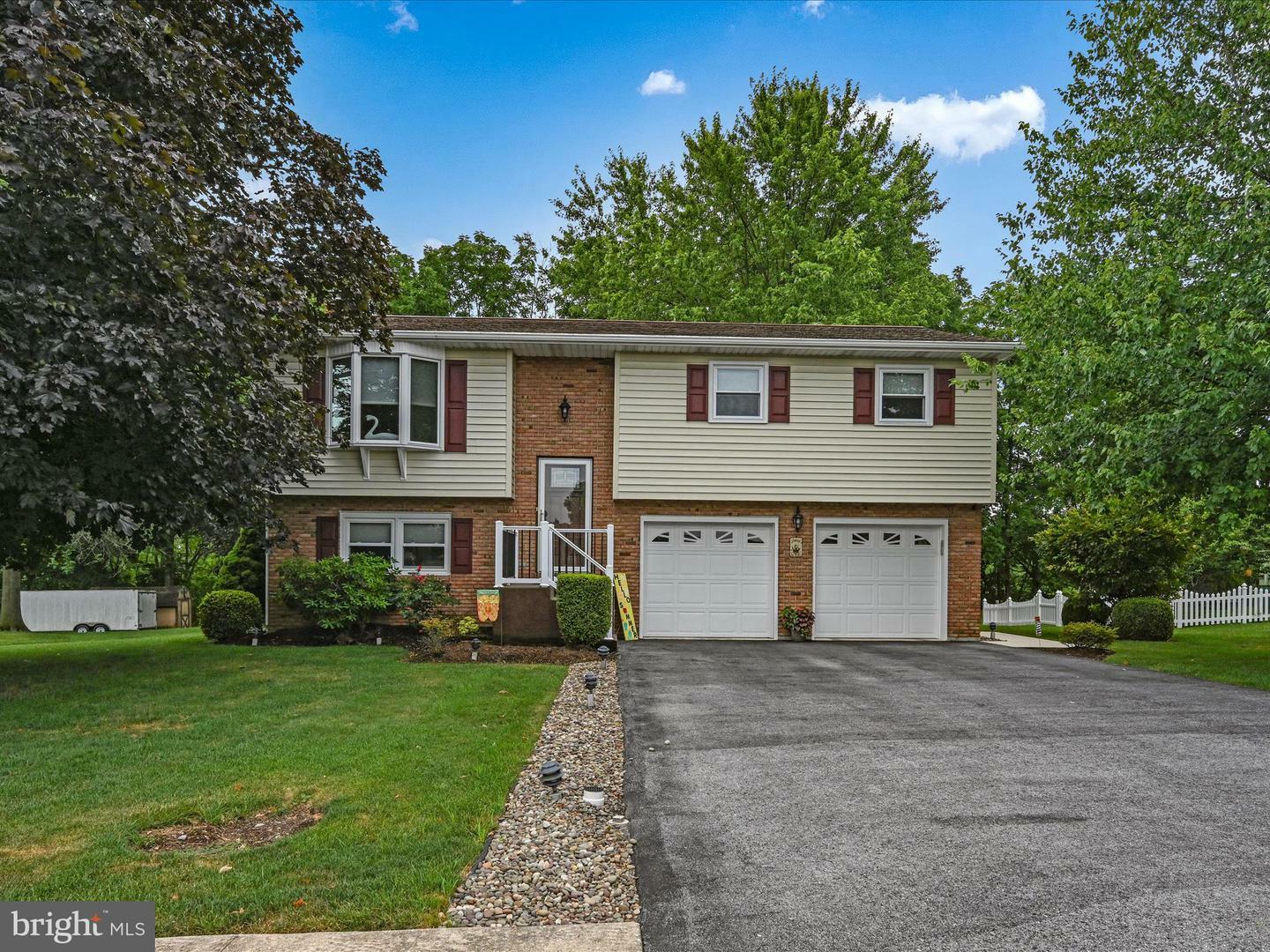 Property Photo: 220 E Carpenter Avenue PA 17067