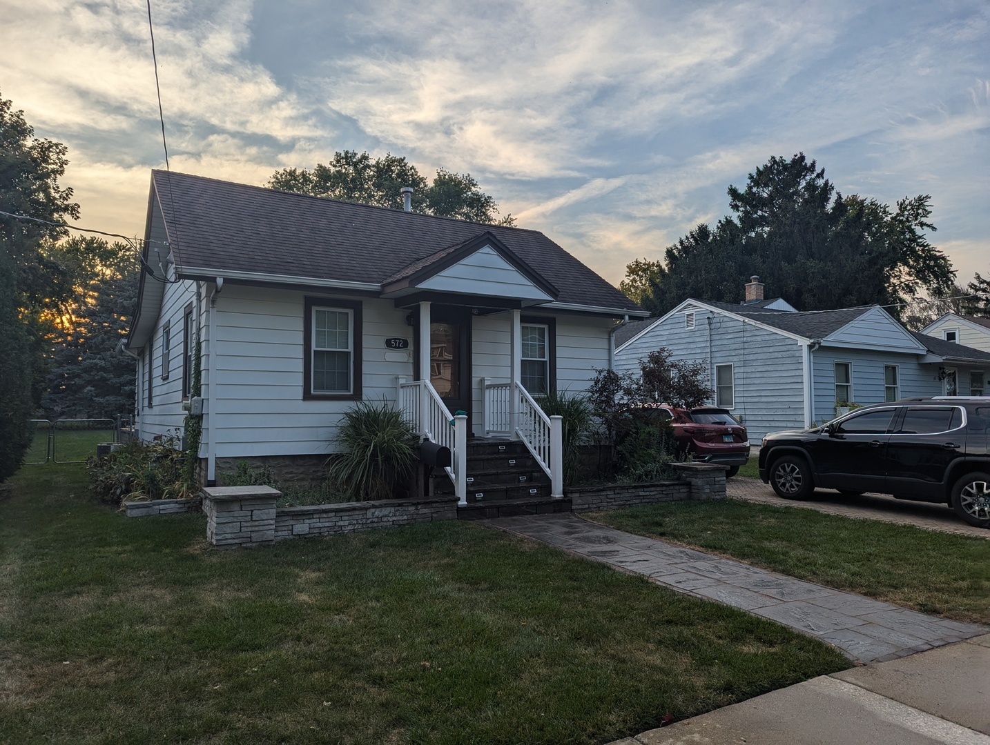 Property Photo:  572 S 5th Avenue  IL 60016 