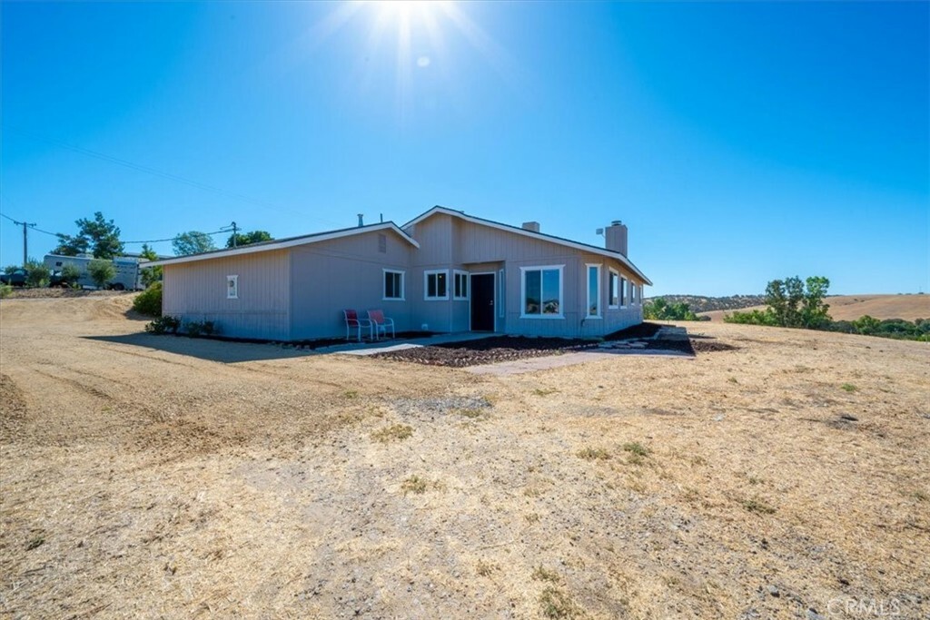 Property Photo:  2115 Pepper Tree Way  CA 93446 